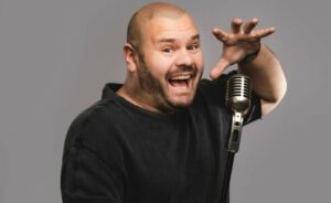 Ismael Galán se enorgullece de ser uno de los pocos murcianos que se le entienden al hablar. Este cómico Sin Pelos En La Lengua, amante del humor inteligente, piensa que una patología es una saga de películas del pato Donald. Comenzó en esto de la comedia por causalidad, pero desde entonces no ha parado de actuar por toda España, ahora llega al Estación Malasaña.
